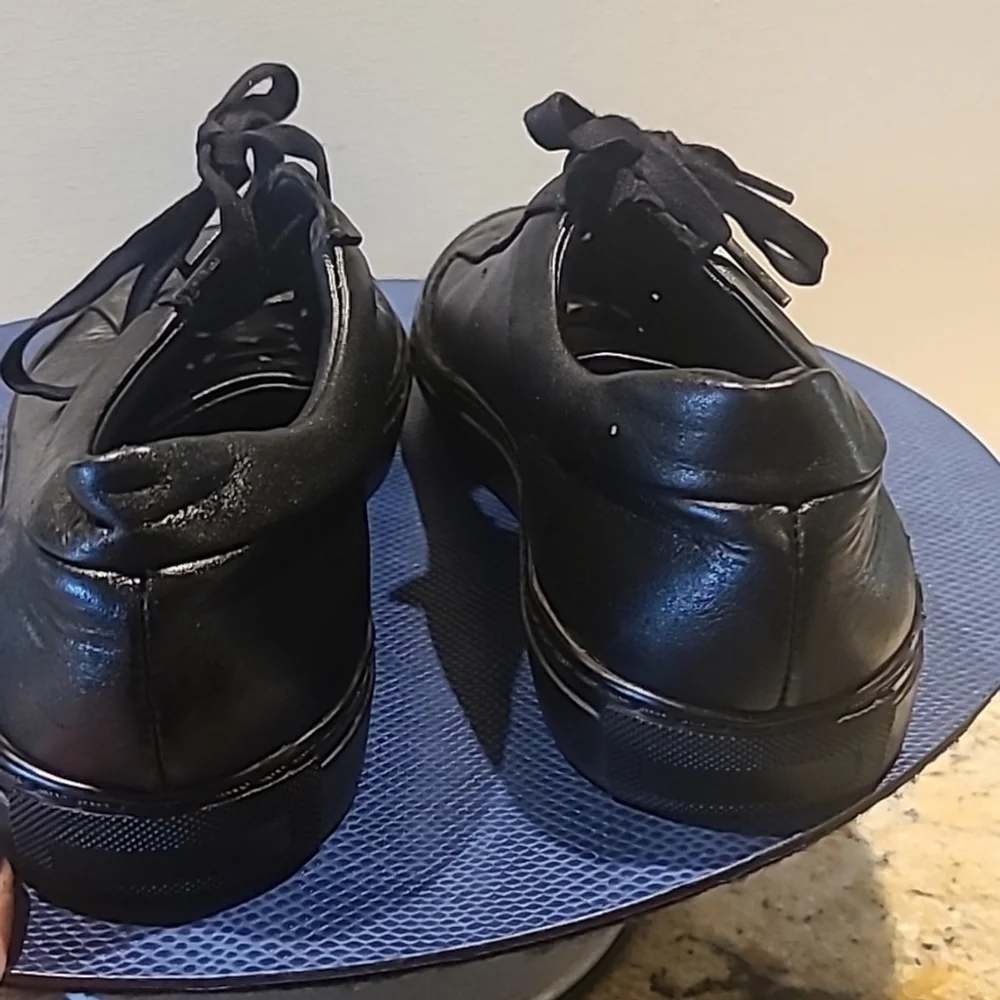 Thorogood Men's black full grain leather: work or athletic shoe. (#1274).